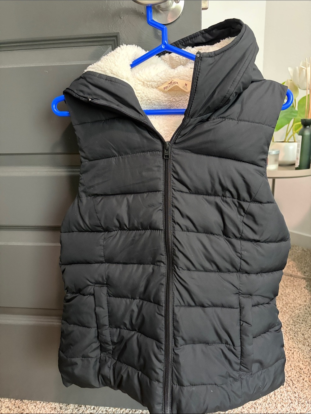 Hollister Black Quilted Puffer Vest with Cream Sherpa Lining